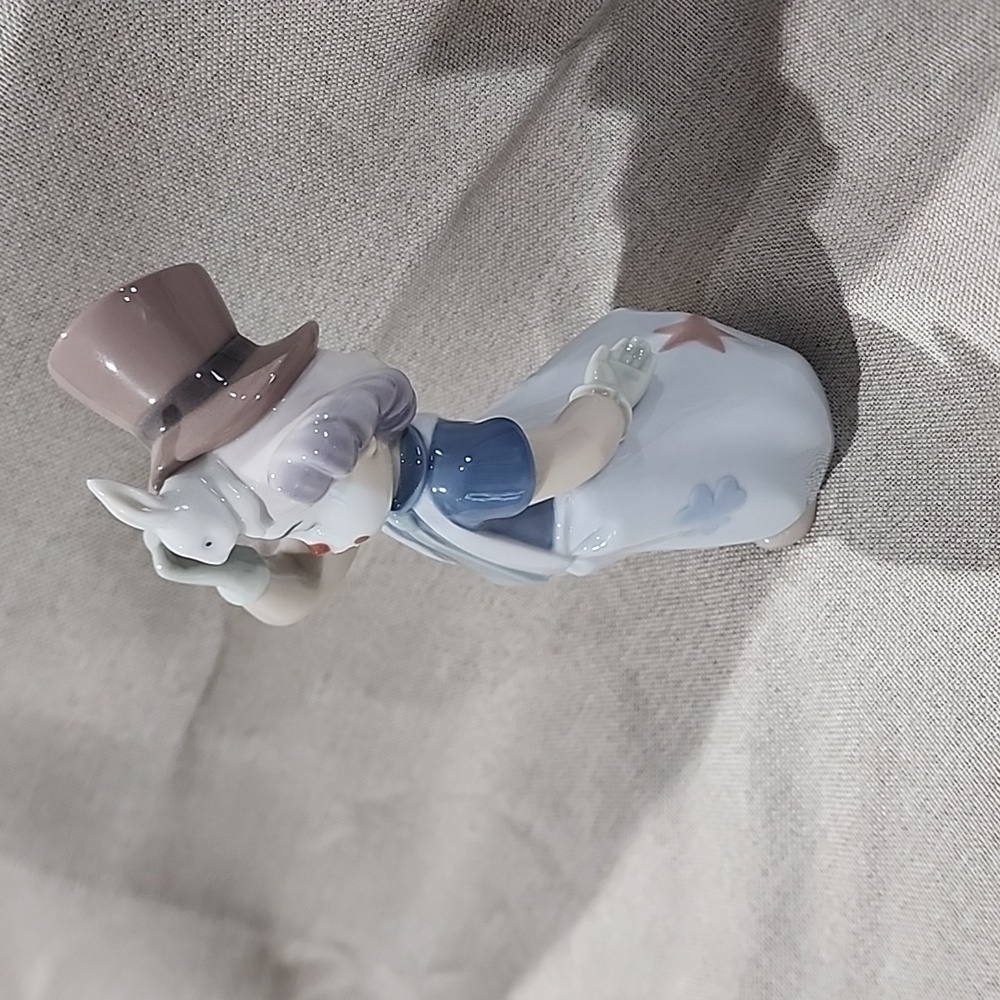 The Magician’s Hat Lladro Figurine - Picture 3 of 11